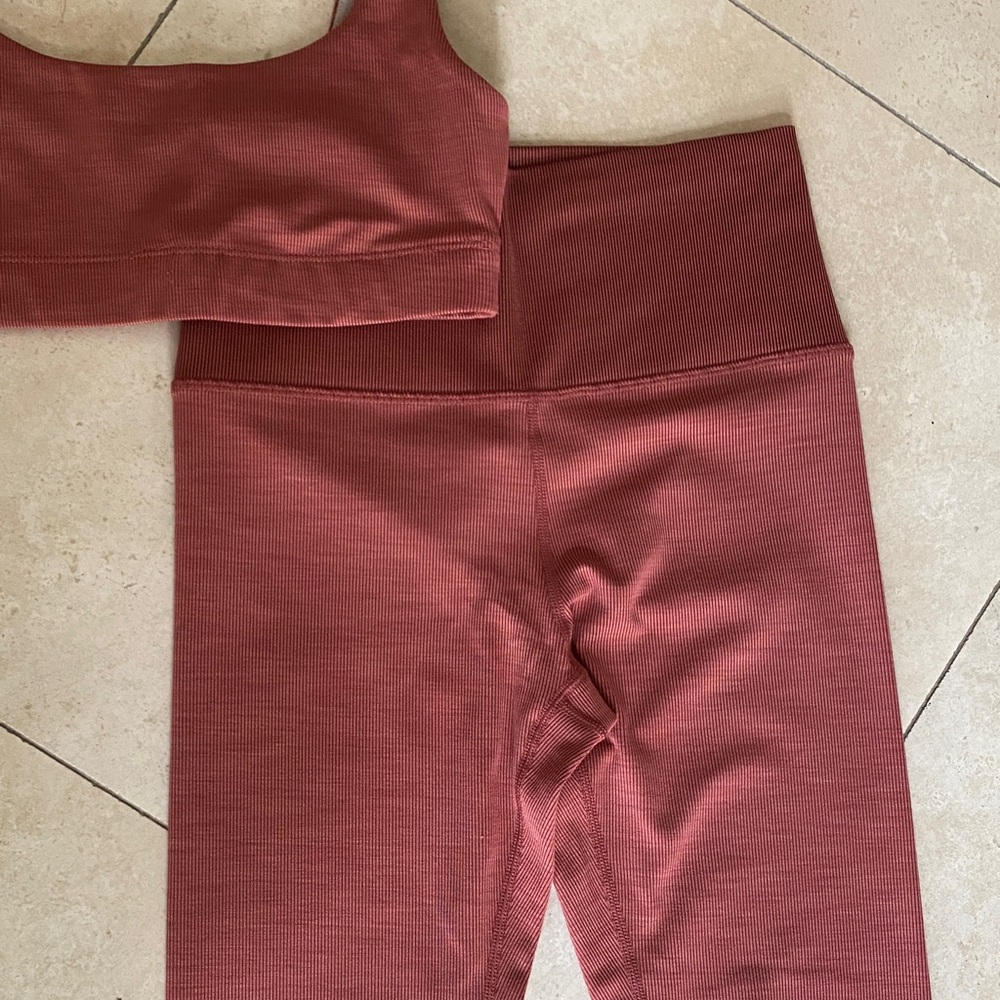 Vuori Ribbed Sports Bra and Leggings Set - Picture 3 of 7